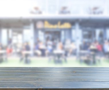 Arka plandaki masa üstü ve bulanık restoran