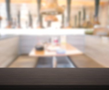 Arka plandaki masa üstü ve bulanık restoran