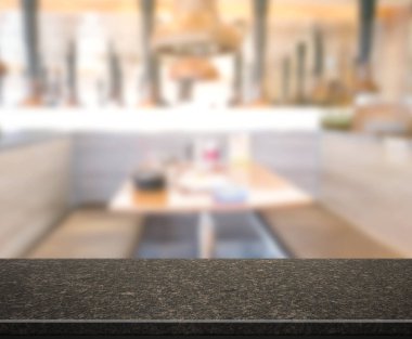 Arka plandaki masa üstü ve bulanık restoran