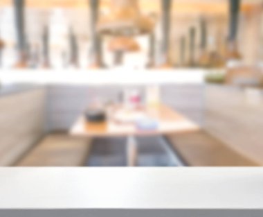 Arka plandaki masa üstü ve bulanık restoran