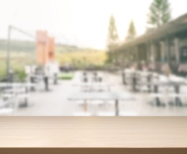 Arka plandaki masa üstü ve bulanık restoran