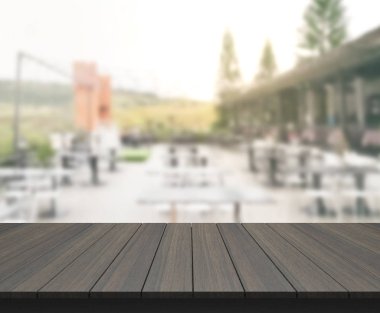 Arka plandaki masa üstü ve bulanık restoran