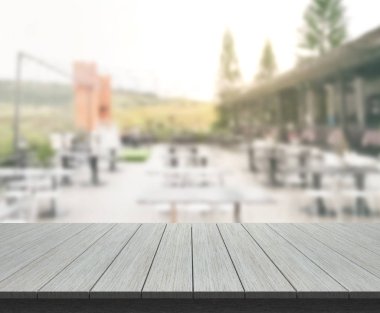 Arka plandaki masa üstü ve bulanık restoran