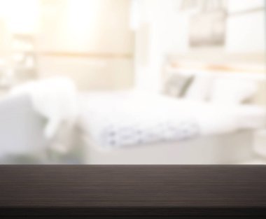 Masa üstü ve bulanıklık arka planda yatak odası