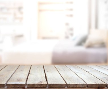 Masa üstü ve bulanıklık arka planda yatak odası