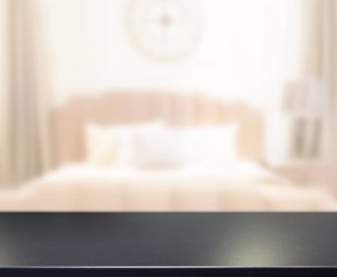 Masa üstü ve bulanıklık arka planda yatak odası