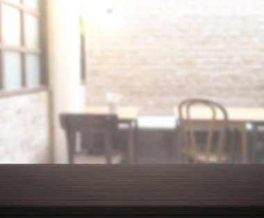 Arka plandaki Masa Üstü ve Bulanık Yemek Odası