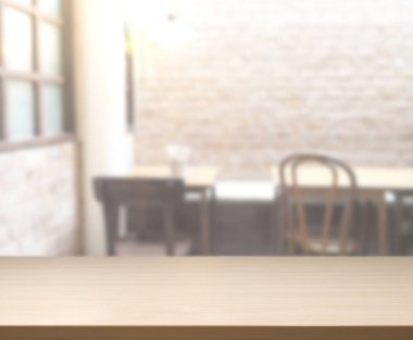 Arka plandaki Masa Üstü ve Bulanık Yemek Odası