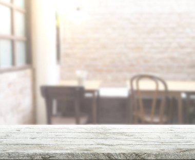 Arka plandaki Masa Üstü ve Bulanık Yemek Odası