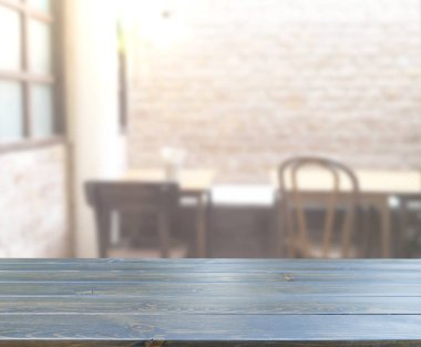 Arka plandaki Masa Üstü ve Bulanık Yemek Odası