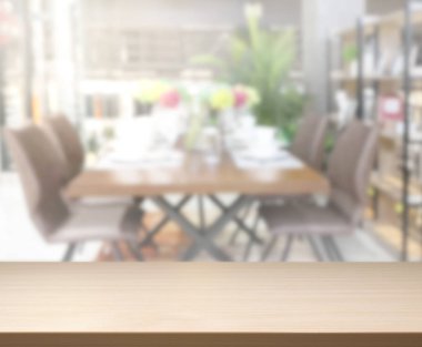 Arka plandaki Masa Üstü ve Bulanık Yemek Odası