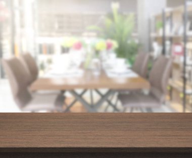 Arka plandaki Masa Üstü ve Bulanık Yemek Odası