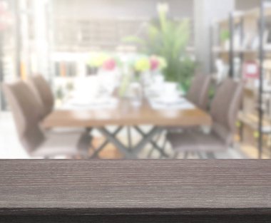 Arka plandaki Masa Üstü ve Bulanık Yemek Odası