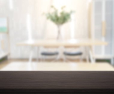 Arka plandaki Masa Üstü ve Bulanık Yemek Odası