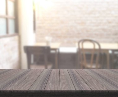 Arka plandaki Masa Üstü ve Bulanık Yemek Odası