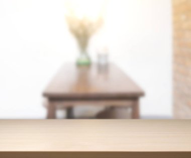 Arka plandaki Masa Üstü ve Bulanık Yemek Odası