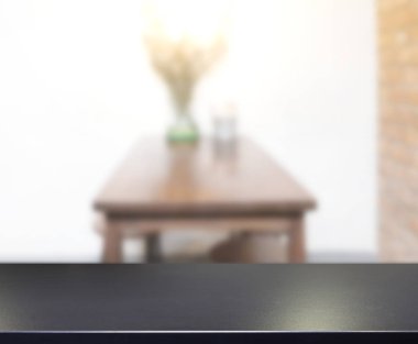 Arka plandaki Masa Üstü ve Bulanık Yemek Odası