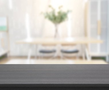 Arka plandaki Masa Üstü ve Bulanık Yemek Odası