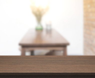 Arka plandaki Masa Üstü ve Bulanık Yemek Odası