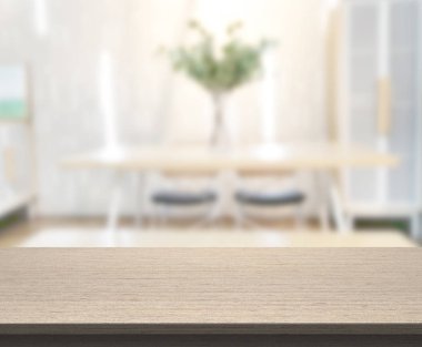 Arka plandaki Masa Üstü ve Bulanık Yemek Odası