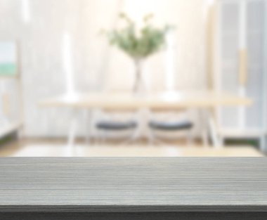 Arka plandaki Masa Üstü ve Bulanık Yemek Odası