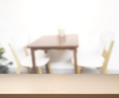 Arka plandaki Masa Üstü ve Bulanık Yemek Odası