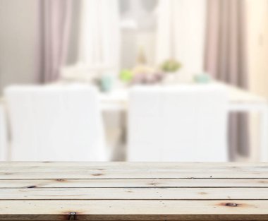 Arka plandaki Masa Üstü ve Bulanık Yemek Odası
