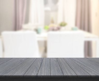 Arka plandaki Masa Üstü ve Bulanık Yemek Odası