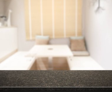 Arka plandaki Masa Üstü ve Bulanık Yemek Odası