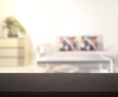 Masa üstü ve arka planın bulanık oturma odası