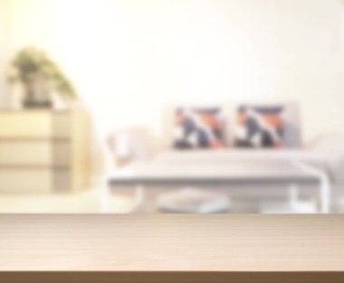 Masa üstü ve arka planın bulanık oturma odası