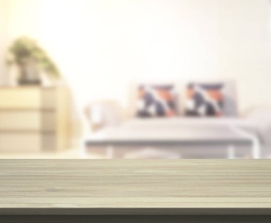 Masa üstü ve arka planın bulanık oturma odası