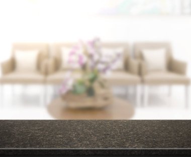 Masa üstü ve arka planın bulanık oturma odası