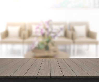 Masa üstü ve arka planın bulanık oturma odası