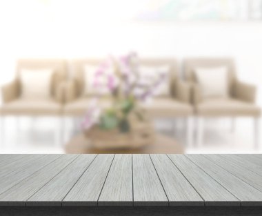 Masa üstü ve arka planın bulanık oturma odası