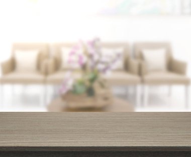 Masa üstü ve arka planın bulanık oturma odası