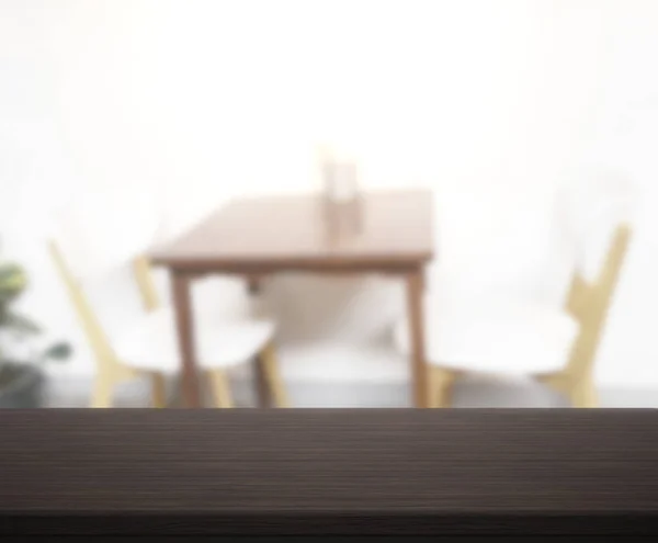 Asztali és homályos ebédlő a háttérben — Stock Fotó