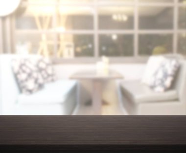 Arka plandaki masa üstü ve bulanık restoran