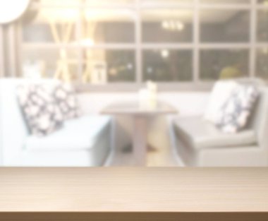 Arka plandaki masa üstü ve bulanık restoran