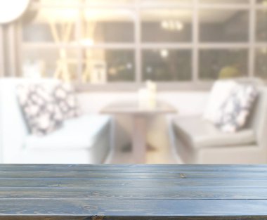 Arka plandaki masa üstü ve bulanık restoran