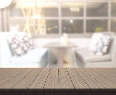 Arka plandaki masa üstü ve bulanık restoran