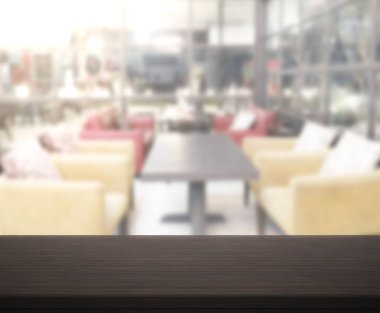 Arka plandaki masa üstü ve bulanık restoran