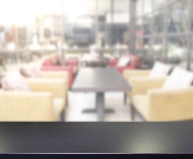 Arka plandaki masa üstü ve bulanık restoran