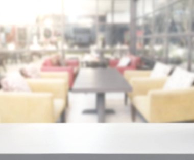 Arka plandaki masa üstü ve bulanık restoran