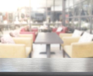 Arka plandaki masa üstü ve bulanık restoran