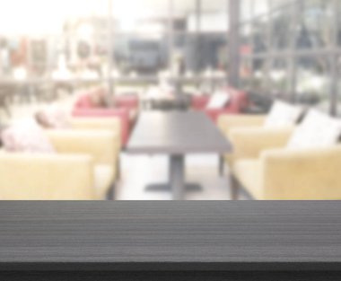 Arka plandaki masa üstü ve bulanık restoran