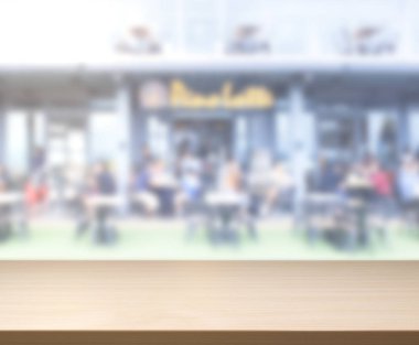 Arka plandaki masa üstü ve bulanık restoran