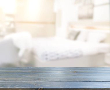 Masa üstü ve bulanıklık arka planda yatak odası