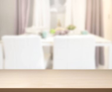 Arka plandaki Masa Üstü ve Bulanık Yemek Odası