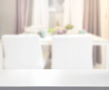 Arka plandaki Masa Üstü ve Bulanık Yemek Odası